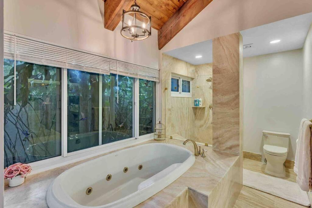 Willa Rare Hidden Getaway Heated Pool 1.5 Acres! Sleeps 16 Fort Lauderdale Zewnętrze zdjęcie