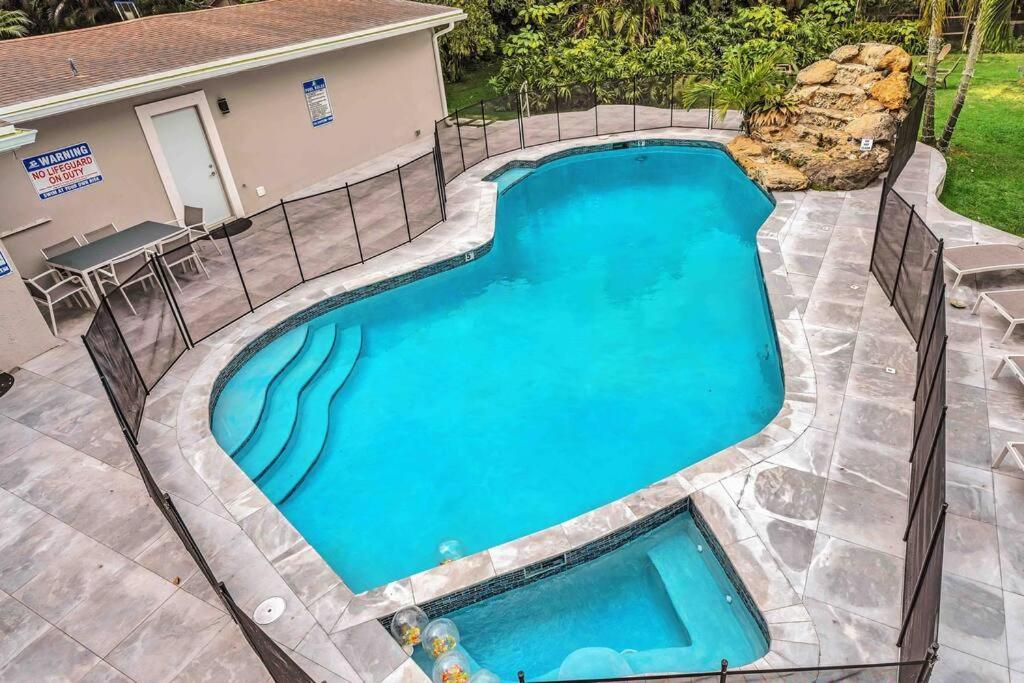 Willa Rare Hidden Getaway Heated Pool 1.5 Acres! Sleeps 16 Fort Lauderdale Zewnętrze zdjęcie