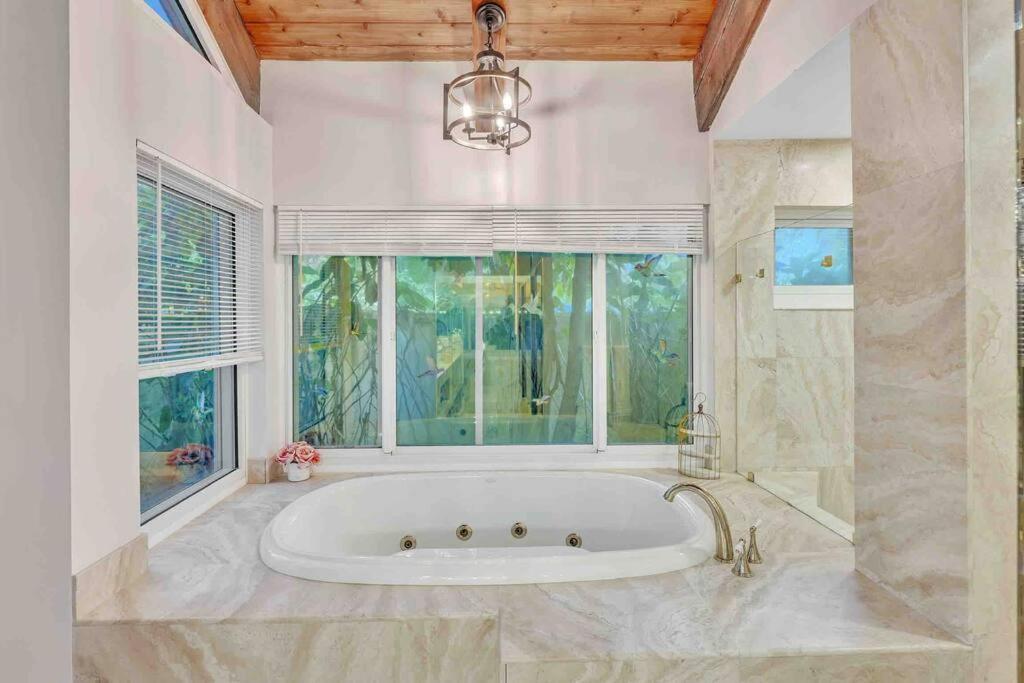 Willa Rare Hidden Getaway Heated Pool 1.5 Acres! Sleeps 16 Fort Lauderdale Zewnętrze zdjęcie